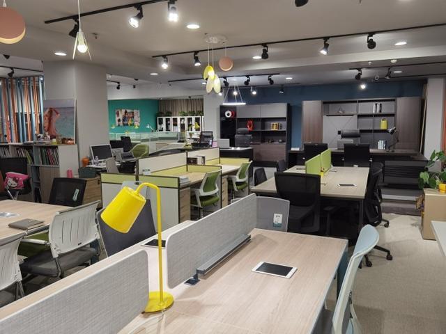 挂"名字"不如挂"广告"?郑州一家具店"藏"起门头做生意,店员道出原因